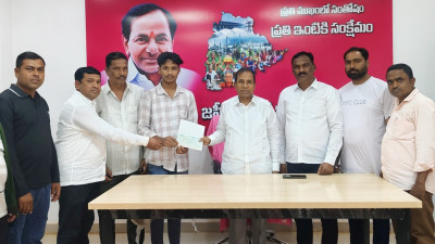 సీఎంఆర్ఎఫ్ చెక్కులను అందజేసిన ఎమ్మెల్యే